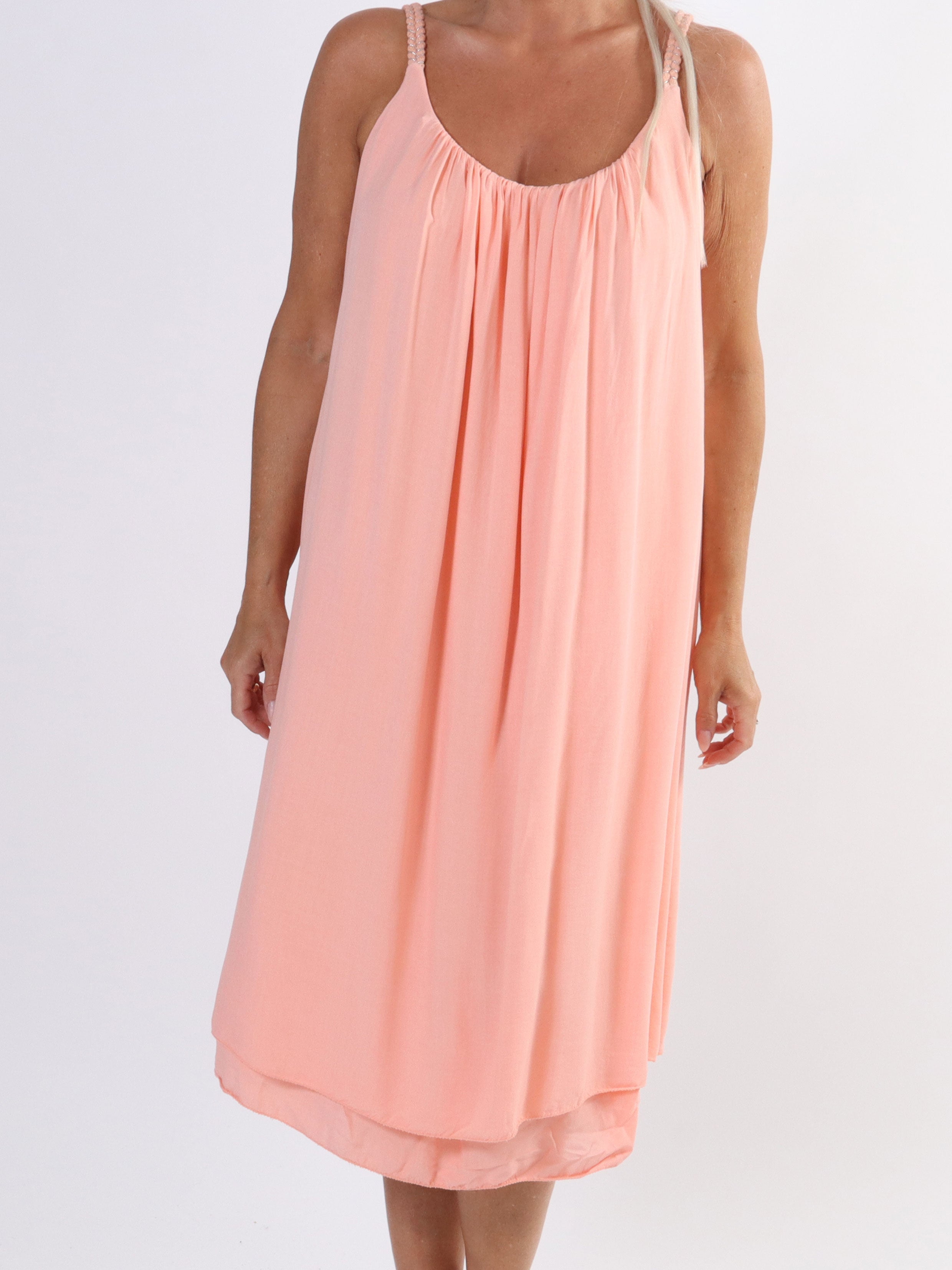 Asia Dress - Söt viskosklänning i plus size med flätade axelband - Pink